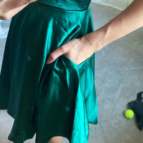 BRAND NEW WITH TAGS Lulu’s emerald green silk dress women’s size 4 WITH POCKETS! - Picture 5 of 10